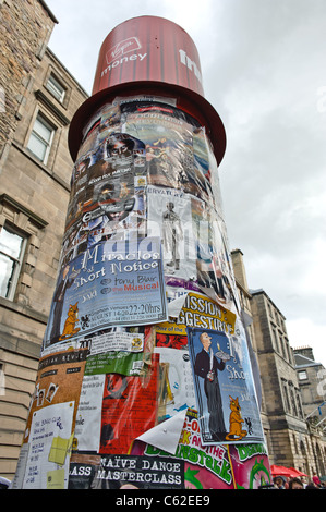 Affiches sur un pilier de la marque Virgin Money dans la High Street, Edinburgh Fringe 2011 Banque D'Images