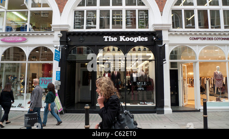 Piétons sur New Bond Street en passant devant la boutique française à Londres The Kooples KATHY DEWITT Banque D'Images