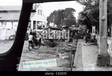 Scène de rue du marché près de la rivière à Bien Hoa, Vietnam en 1965 prise par un soldat américain de la 173ème Airborne Bridgade wh Banque D'Images