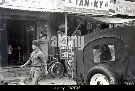 Une armée de l'ARVN (Sud Vietnam) béret rouge marche dans une rue de de Bien Hoa, Vietnam en 1965 prise par un soldat américain de la 173e Banque D'Images