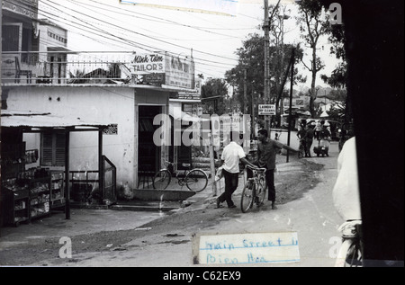 Scène de rue de la rue Main à Bien Hoa, Vietnam en 1965 prise par un soldat américain de la 173ème Airborne Bridgade qui était l'un des Banque D'Images