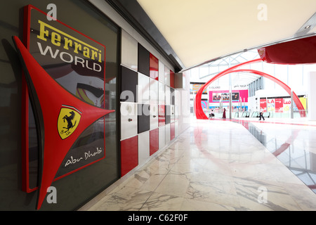 Le parc à thème Ferrari World à Abu Dhabi, Émirats Arabes Unis Banque D'Images