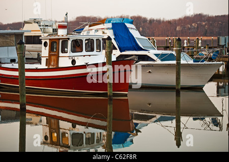 Bateaux à quai dans l'hiver à une Marina Virginie Banque D'Images