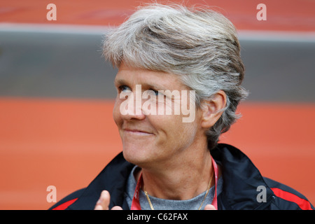 SINSHEIM, ALLEMAGNE - 2 JUILLET : l'entraîneur-chef des États-Unis Pia Sundhage sur le banc de l'équipe avant un match de la Coupe du monde féminine de la FIFA du Groupe C contre la Colombie le 2 juillet 2011 au Rhein Neckar Arena de Sinsheim, en Allemagne. Usage éditorial exclusif. Utilisation commerciale interdite. (Photographie de Jonathan Paul Larsen / Diadem images) Banque D'Images