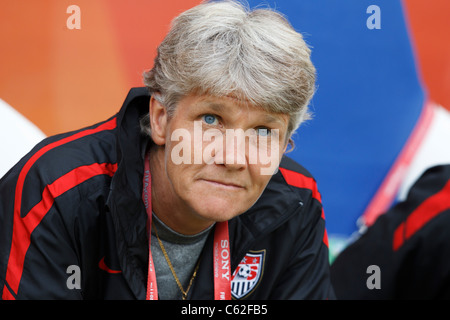 SINSHEIM, ALLEMAGNE - 2 JUILLET : l'entraîneur-chef des États-Unis Pia Sundhage sur le banc de l'équipe avant un match de la Coupe du monde féminine de la FIFA du Groupe C contre la Colombie le 2 juillet 2011 au Rhein Neckar Arena de Sinsheim, en Allemagne. Usage éditorial exclusif. Utilisation commerciale interdite. (Photographie de Jonathan Paul Larsen / Diadem images) Banque D'Images