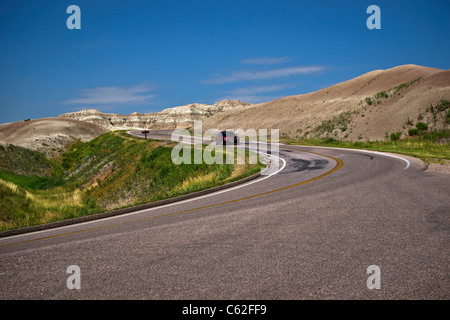 Le parc national des Badlands dans le Dakota du Sud aux États-Unis US Road à travers un terrain rocheux coloré monticules accidentés paysage bleu ciel horizon de haute résolution Banque D'Images