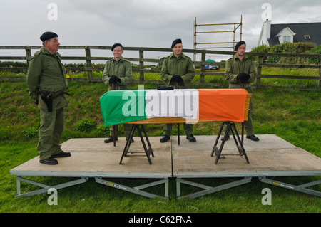 Des hommes vêtus d'uniformes paramilitaires de l'IRA avec un cercueil drapé dans un drapeau tricolore irlandais Banque D'Images
