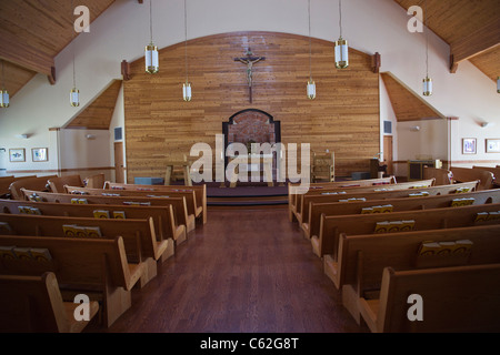 Vue intérieure de l'autel dans l'église Holy Rosary située sur la réserve indienne Oglala Lakota Sioux Pine Ridge dans le Dakota du Sud aux États-Unis horizontal haute résolution des États-Unis Banque D'Images