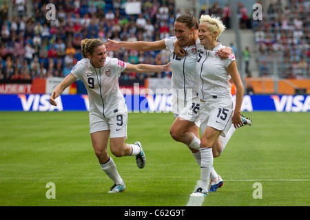 Les joueurs USA Heather O'Reilly (9), Lauren Cheney (12) et Megan Rapinoe (15) célébrer après l'objectif de Rapinoe - Coupe du Monde 2011. Banque D'Images