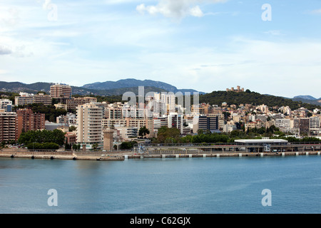 Historique Le château de Bellver Palma Majorque haut sur une colline donnant sur la ville. Vue sur le port, marina et les immeubles de grande hauteur. Banque D'Images