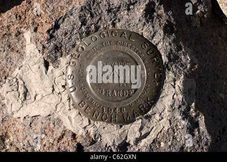 Un marqueur repère trouvés au sommet du Cerro Grande, l'identification de la conférence officielle, l'altitude, et la date de l'enquête. Banque D'Images