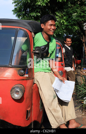 Heureux bajaj chauffeurs attendent les passagers à l'extérieur d'un centre commercial sur Jalan Wahid Hasim. Jakarta, Java, Indonésie, Asie du Sud, Asie Banque D'Images