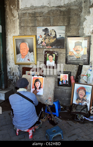 Artiste prend une pause du travail sur Jalan Pintu Besar Utara dans la vieille ville de Kota anciennement connu sous le nom de Batavia. Jakarta, Java Banque D'Images