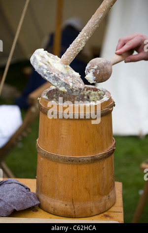 Fabrication de beurre à la fête médiévale dans le parc Verdin, Northwich Août 13e & 14e, avec l'histoire vivante des camps, Cheshire, Royaume-Uni Banque D'Images