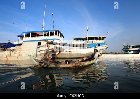 Moteur de pêcheurs en bois au cours des goélettes Sunda Kelapa à Jakarta, historiquement connu sous le nom de Batavia. Jakarta, Java, Indonésie Banque D'Images