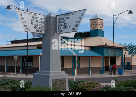 Panneau routier Ceduna Australie du Sud l'affichage des distances d'Eucla en Australie du Sud à mi-chemin entre Sydney et Perth Banque D'Images