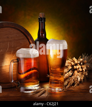 Nature morte avec un fût de bière et de la bière au verre. Banque D'Images