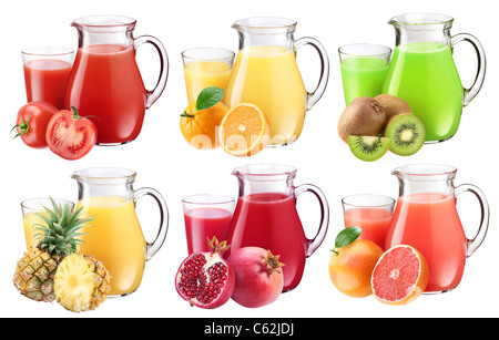 Collection de jus de fruits frais dans des pichets. A proximité se trouvent les ingrédients de jus. Banque D'Images