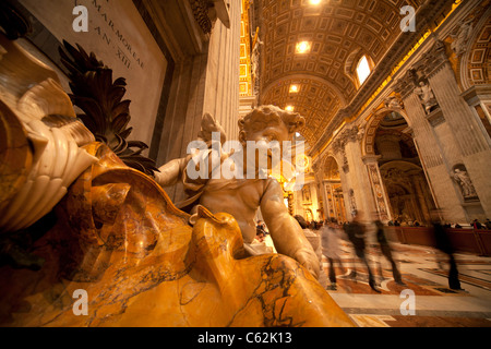 Ange dans la Basilique Saint Pierre, Rome, Italie, Europe Banque D'Images