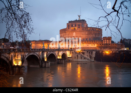 Castel Sant'Angelo et le pont avec des anges à Rome, Italie Banque D'Images