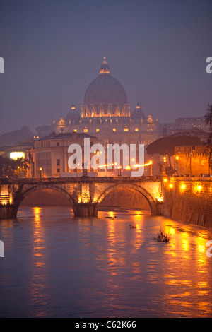 La basilique Saint Pierre la nuit, Rome, Italie, Europe Banque D'Images