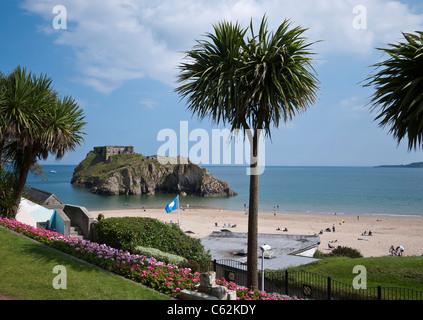 Tenby, St Catherine's Island et South Beach avec palmiers, Pembrokeshire, Pays de Galles, Royaume-Uni. Banque D'Images