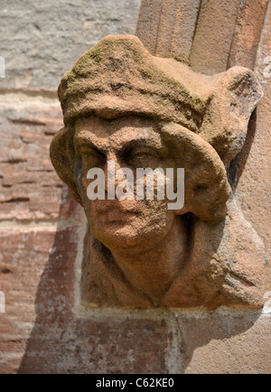 Tête d'homme sculptée à la porte ouest, Église de Saint John. Skirwith, Cumbria, Angleterre, Royaume-Uni, Europe. Banque D'Images