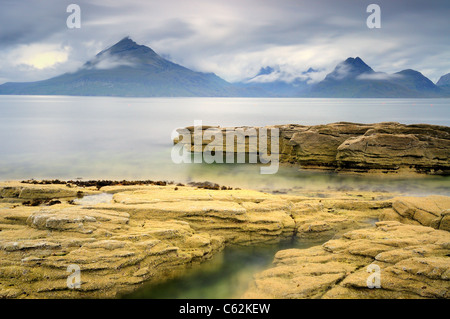 Loch Scavaig calme et les pics d'Gars-Bheinn Cuillin noires et Sgurr na ires, Elgol, île de Skye, Écosse Banque D'Images