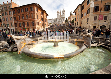 Berninis fontaine Fontana della Barcaccia sur la Piazza di Spagna (Place d'Espagne) et l'espagnol StepsRome, Italie Banque D'Images