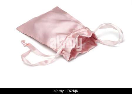 Pochette Sachet satin rose tendre sur fond blanc Banque D'Images