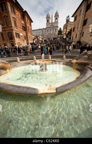 Berninis fontaine Fontana della Barcaccia sur la Piazza di Spagna (Place d'Espagne) et la place d'Espagne à Rome, Italie Banque D'Images