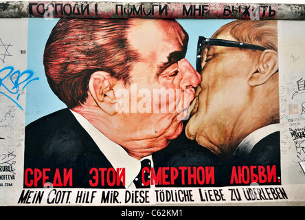 Allemagne, Berlin : 'Frère socialiste's Kiss' à l'East Side Gallery Banque D'Images