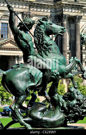 Allemagne, Berlin : statue de bronze à l'escalier de l'ancien musée au Lustgarten park Banque D'Images