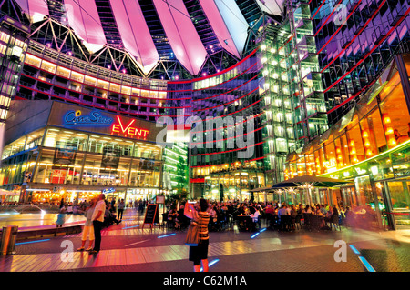 Allemagne, Berlin : lumineux nocturne Sony Center à la Potsdamer Platz Banque D'Images