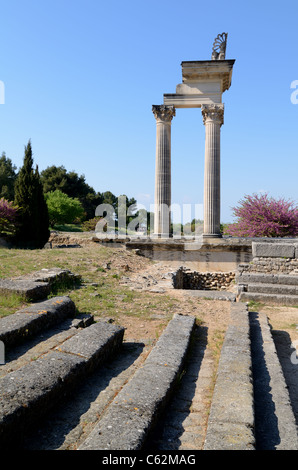 Temple romain et de colonnes à la ville romaine en ruine ou la ville de Glanum, près de Saint-Rémy-de-Provence, Provence, France Banque D'Images