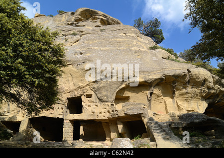 Maisons troglodytes, maisons de grottes, ou maisons à coupe de roche dans la face de falaise aux Grottes de Calès, Lamanon, Provence, France Banque D'Images