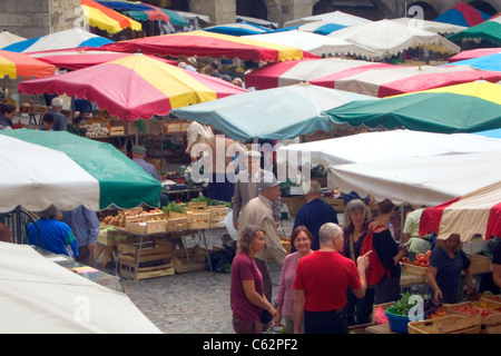 Les étals colorés, Villefranche de Rouergue, 12, Aveyron, Quercy, France, Europe Banque D'Images