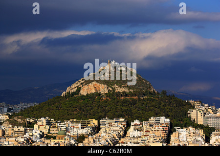 La colline du Lycabette, la plus haute colline d'Athènes et son meilleur point de vue, avec l'église de Saint Georges sur le dessus. Grèce Banque D'Images