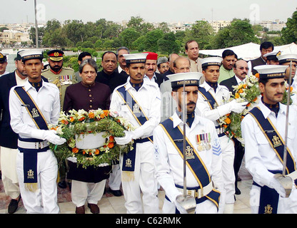 Gouverneur du Sind, Dr.Ishrat-ul-Ibad Khan et Ministre principal, Syed Qaim Ali Shah venu pour poser des couronnes de fleurs au Quaid-e-Azam Banque D'Images