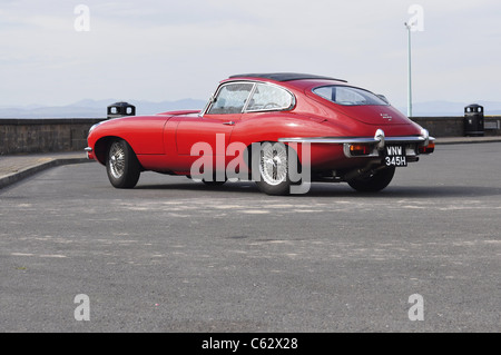 E-type Jaguar Rouge 4.2 sur parking Banque D'Images