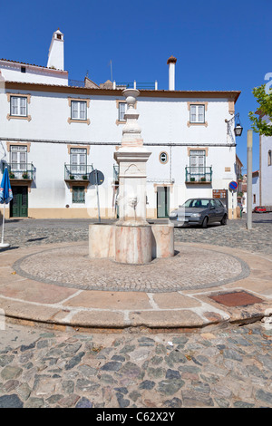 Fontaine Ourives à Capitao Salgueiro Maia Square, Castelo de Vide, Portugal. Fontaine du 19e siècle. Banque D'Images