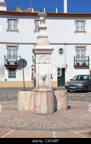 Fontaine Ourives à Capitao Salgueiro Maia Square, Castelo de Vide, Portugal. Fontaine du 19e siècle. Banque D'Images