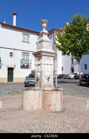 Fontaine Ourives à Capitao Salgueiro Maia Square, Castelo de Vide, Portugal. Fontaine du 19e siècle. Banque D'Images