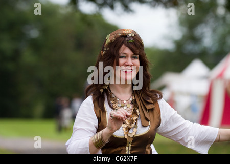 Danseuse Au Northwich Medieval Festival Verdin Park, Northwich Du 13 Août 2011 Au 14 Août 2011 Banque D'Images