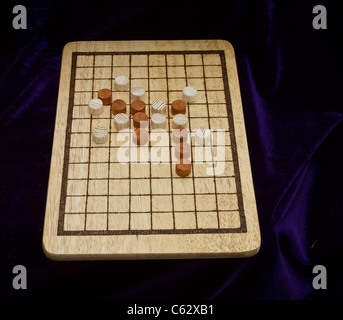 Ludus latrunculorum, latrunculi, ou simplement latrones, un jeu de dés de stratégie à deux joueurs joué dans tout l'Empire romain. Vieux jeu de divertissement de stratégie, un vieux jeu en bois ancien, divertissement, stratégie, défi de compétition à damier. Festival médiéval de Northwich Verdin Park, Northwich 13 août 2011 - 14 août 2011 Banque D'Images