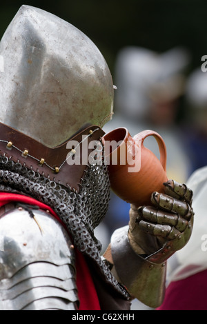 Boire à partir d'un mug à motif étain au Northwich Medieval Festival Verdin Park, Northwich du 13 août 2011 au 14 août 2011 Banque D'Images