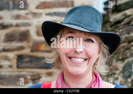 Gros plan d'une dame souriante, portant un chapeau. Banque D'Images