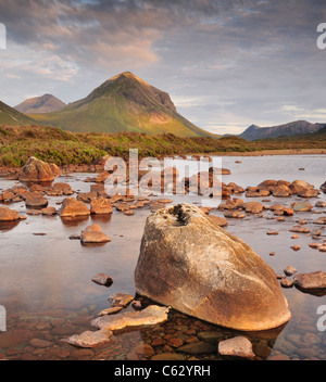 Les roches dans la rivière Sligachan avec Marsco et Garbh Bheinn en arrière-plan, Glen Sligachan, Isle of Skye, Scotland Banque D'Images
