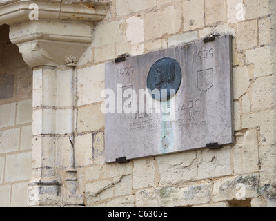 Se rappelant la plaque 1429-1929 visite de Jeanne d'Arc au roi Charles VII dans le château de Chinon, Loire, France Banque D'Images