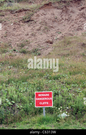 Signe de danger rouge attention aux falaises dangereuses closeup Banque D'Images